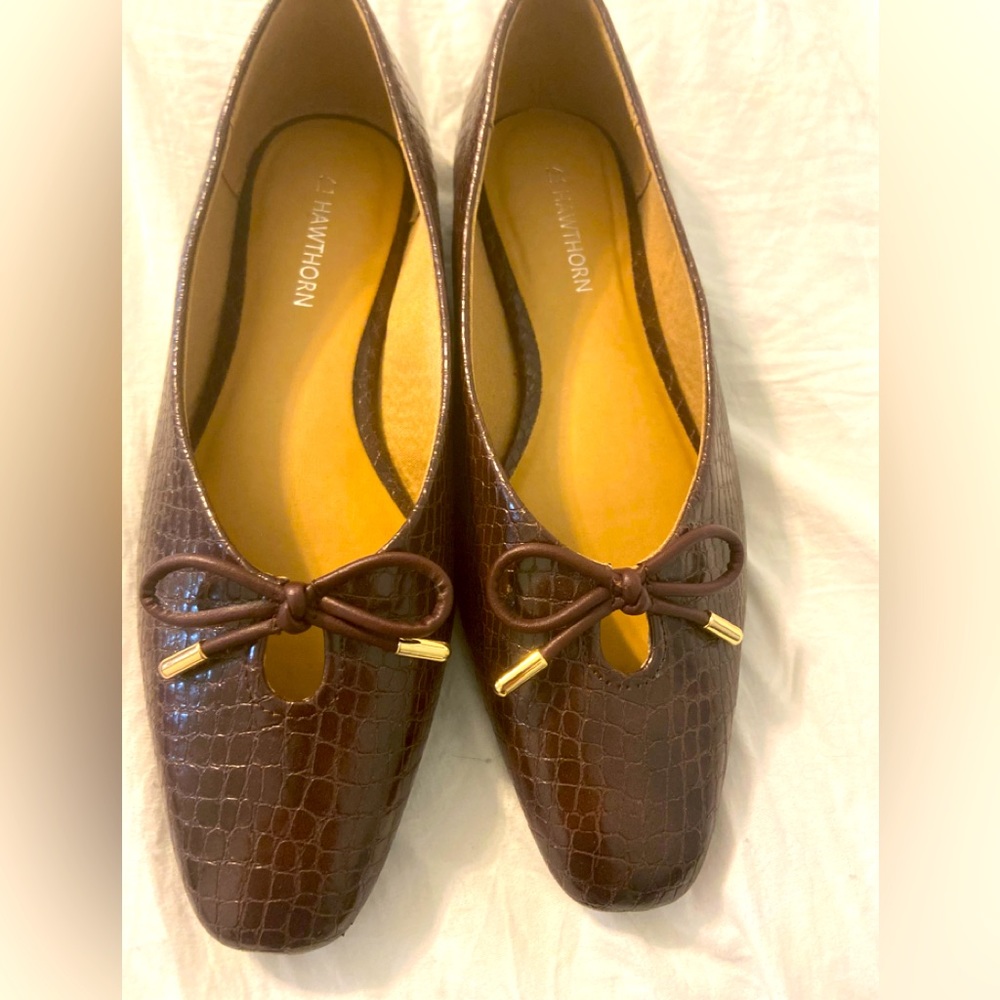 41 Hawthorn | Brown snakeskin ballet flats. Top bows with gold detailing.